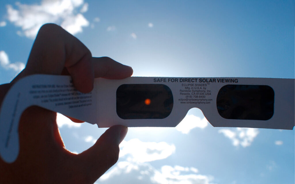 Tus Ojos Solo Tienen Una Oportunidad: Cómo Ver el Eclipse de Forma Segura